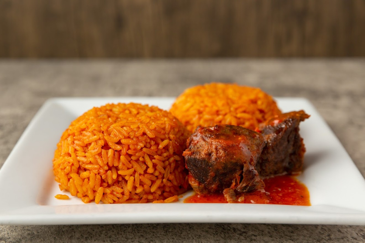 Long-grain rice, spices, vegetable and 2 pieces of beef